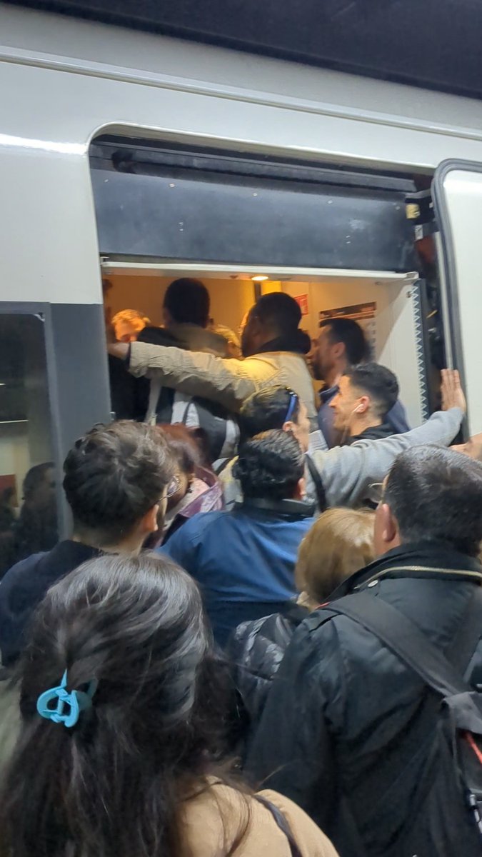 dracpenat's tweet photo. Relat de la situació tercermundista viscuda avui a Sants Estació gràcies a @rodalies. Autèntiques situacions de caos i quasi dues hores d'espera per agafar un tren cap a Reus. https://t.co/XZjs0oLmFO