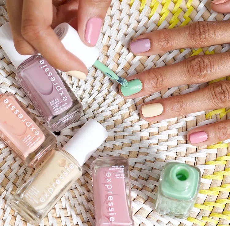 need a fun mani for the weekend? expressie is perfect for DIY on the fly🌸