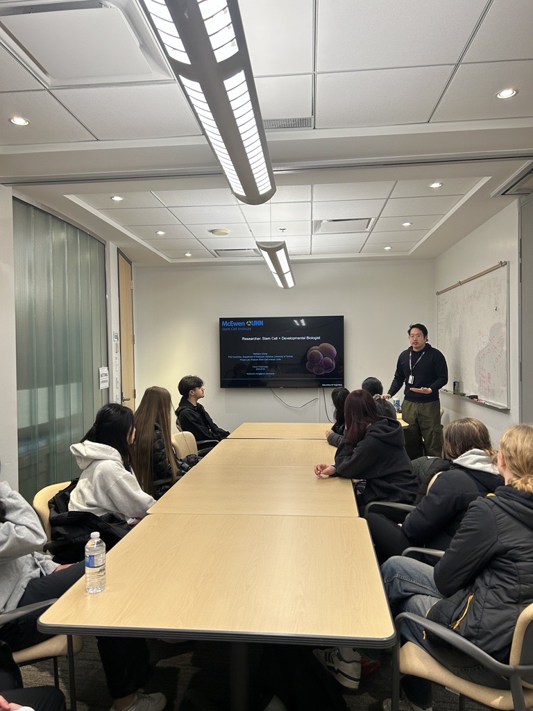 It's always exciting meeting new @tdsb co-op students doing their placements at @UHN. Our volunteer, Olga, gave students a tour of Dr. John Dick's #CancerResearch lab. They also heard from @matthewlkchang, who gave students helpful advice for pursuing a future in #research. 💡