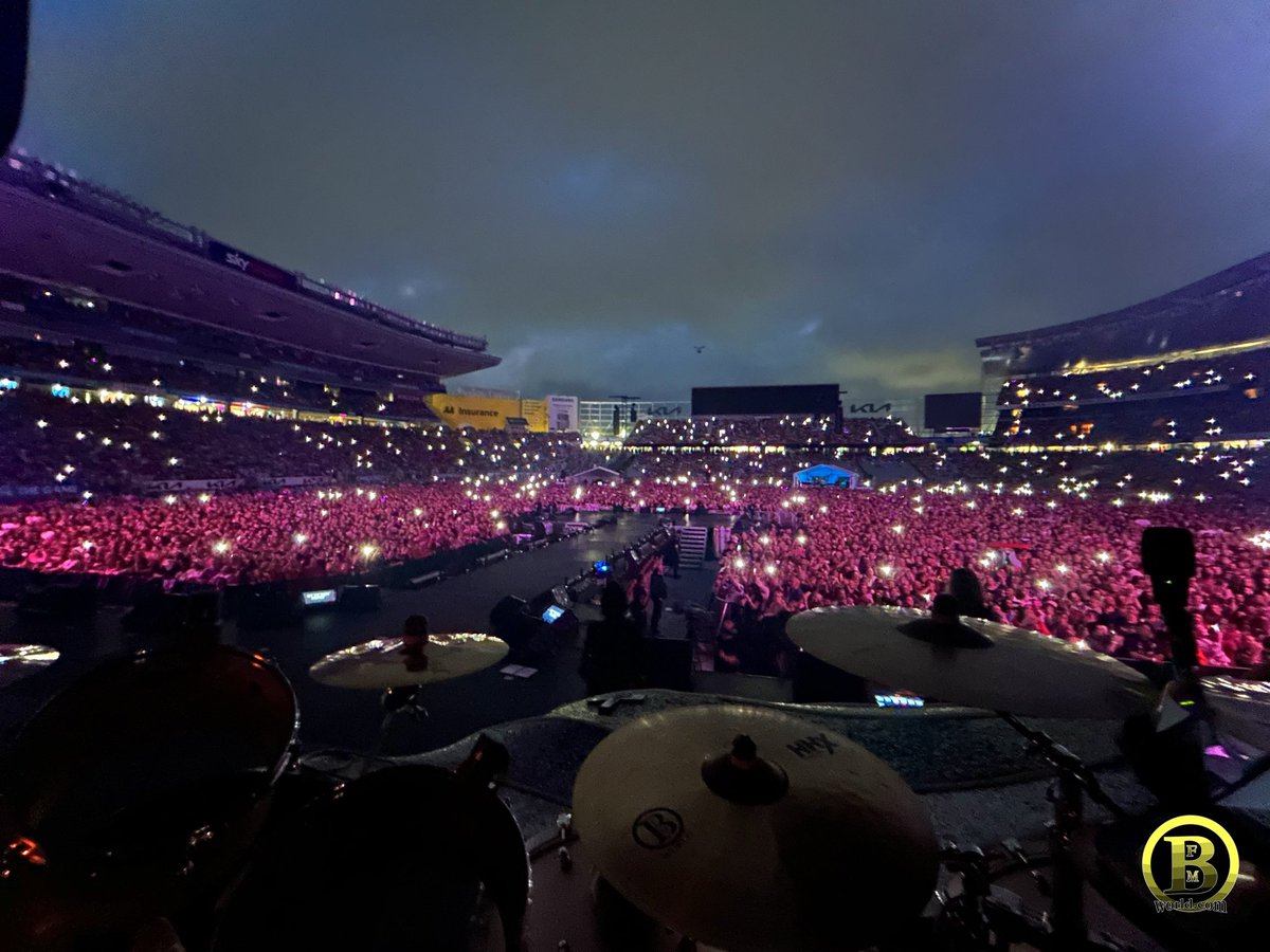 We broke an attendance record last night in Aukland, NZ at @edenparknz Congrats @Pink , dancers, band and crew! You guys ROCK! Honored to be a part of the family! Round 2 tonight!🙌🏾 @PearlDrumCorp @SABIAN_Cymbals @EVANSDrumheads @VaterDrumsticks @RolandGlobal @sE_Electronics…