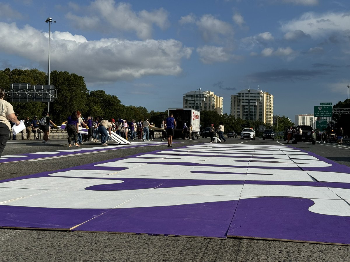 ColeFeminista's tweet photo. Como parte de la manifestación, comenzamos a armar en el piso del Expreso las Américas un rompecabezas a gran escala que lee el lema de nuestra Jornada de lucha: “NOSOTRAS POR NUESTRAS VIDAS”.
#8MPalExpreso
#NosotrasXNuestrasVidas #ParoDeMujeres #8M https://t.co/KlonUhP1jv