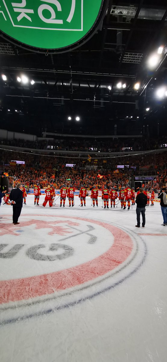 Eine Saison, in der wir uns viel mehr erhofft haben, endet zumindest mit einem Heimsieg. Ansonsten gilt es, viel im Sommer aufzuarbeiten. Danke an alle für  die Unterstützung, auch wenn es nicht immer leicht war. Kommt gut durch den Sommer. Ihr und wir. Eure DEG. ❤️💛