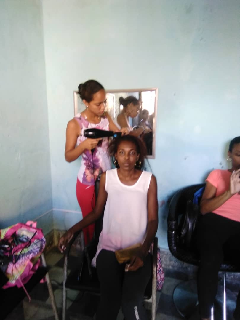 LaboralEscuela's tweet photo. Colaboración entre las agencias de l comunidad y el Proyecto institucional Especial José Marti . Mujeres empoderadas  felicidades. https://t.co/ZsSfAw7F0M