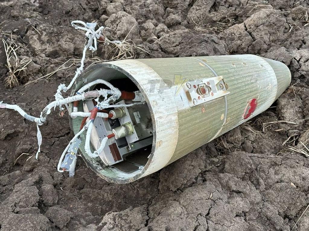 Погані новини: п*дори навчились перетворювати авіабомби на міні-ракети.
Все через новий модуль УМПБ. Формально це авіабомба ФАБ-250, але з реактивним двигуном і супутниковою навігацією.