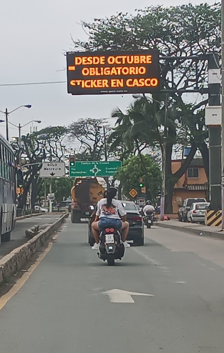 Sres @ATMGuayaquil si no hacen aplicar la ley, por favor retiren ese anuncio. Ahí va la evidencia. Motociclista #sincasco y sin sticker obviamente. @SinPlacas_Ec @MalParqueadoECU @alcaldiagye @aquilesalcalde @AntiradarGYE hasta cuando los #motociclistas hacen lo que quieren.