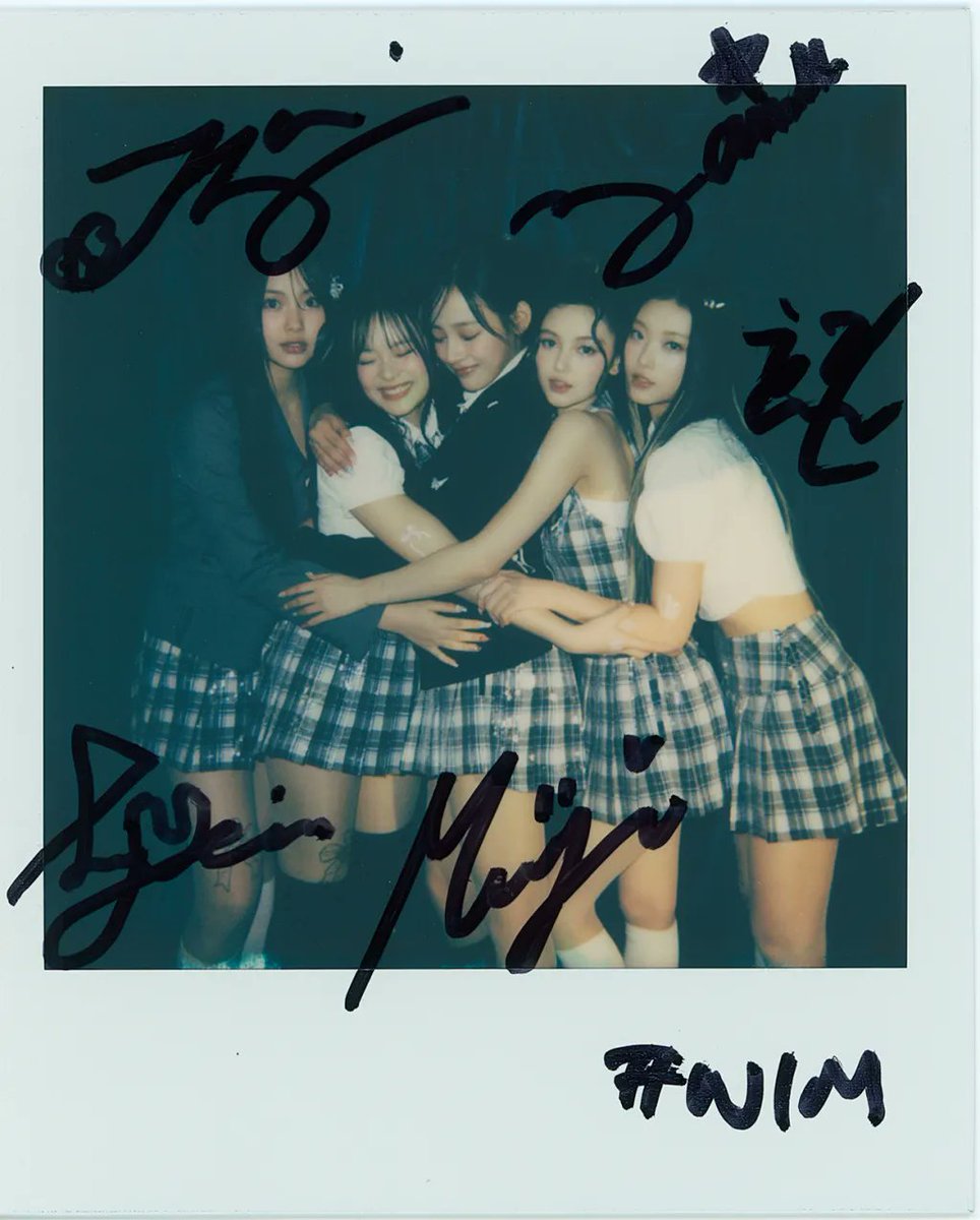 NewJeans' group photo polaroid at the #BBWomenInMusic with their signatures 🖤