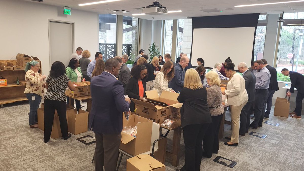Shoutout to our friends from TIAA for assembling over 1500 snack packs for our Club kids!😋 If you or your group want to provide snack packs for our Clubs, visit our #Volunteer page for more information... southernusa.salvationarmy.org/greater-charlo…