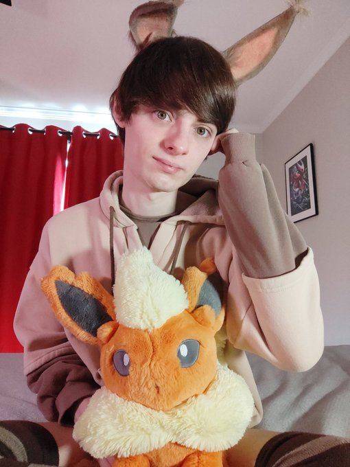 Did you know Flareon is objectively the most huggable Pokemon? :3 https://t.co/BRJnI7BXp2