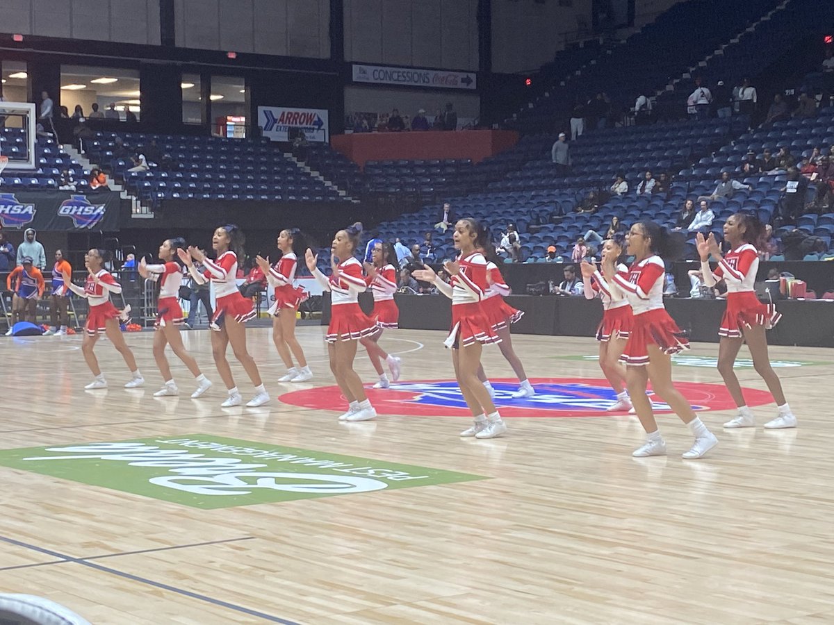 @SCHS_Patriots are having fun at the 3AAA State Championship!!!! @SandyCreekHoops are up 42-22 at the half! @OfficialGHSA @sandycreekcheer