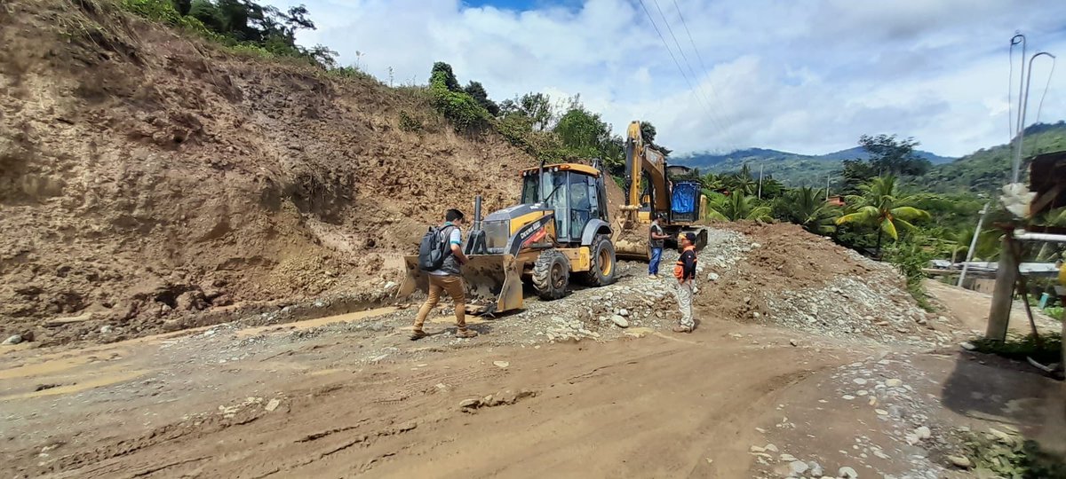 indeciperu's tweet photo. 📍Ayacucho | La Dirección Desconcentrada del INDECI verificó los daños por movimiento de masa, a causa de #LluviasIntensas en el distrito de #Sivia y brindó asistencia técnica a las autoridades locales en las acciones de respuesta ante la interrupción del acceso terrestre.
🇵🇪💪 https://t.co/mwiYhyFHAR