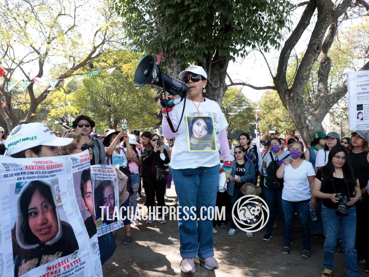 Mujeres integrantes, familiares y simpatizantes de "La Voz de los Desaparecidos en Puebla" realizan una manifestación en la ciudad de Puebla para conmemorar el 8M y para exigirle justicia al Estado.