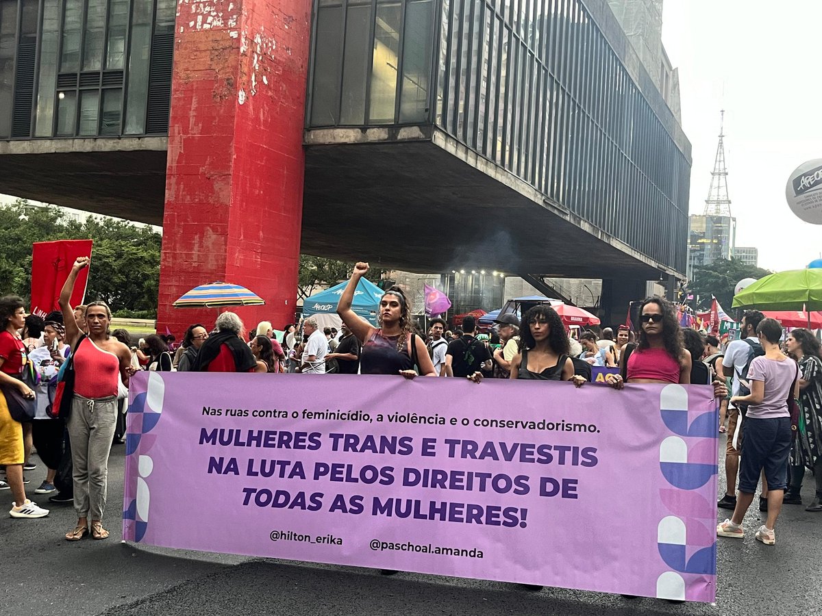 ErikakHilton's tweet photo. Nesse 8 de Março, que sigo em recuperação da minha cirurgia de saúde, estou representada nas ruas pela ativista dos Direitos Humanos e minha assessora @AmandaPasc38283, junto com um bloco de mulheres trans e travestis, na luta por NENHUMA A MENOS e pelo direito de todas as mulheres ✊🏽💜