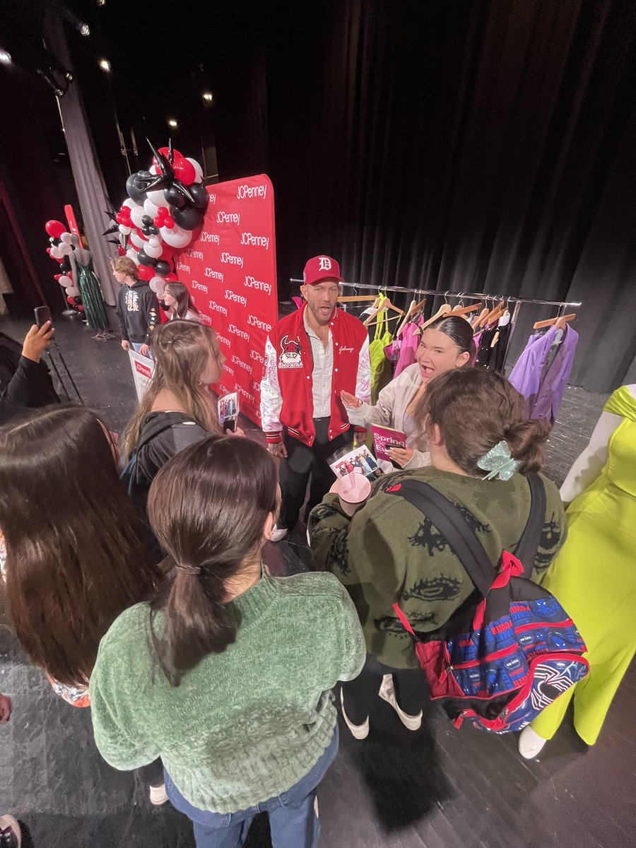 Thanks to @jcpenney and @myLSPS 1997 Graduate and Emmy Award winning designer Johnny Wujek for the incredible generosity and gifting the Class of 2024 with a free Prom! Amazing designer, better man! #onceashorian #alwaysashorian