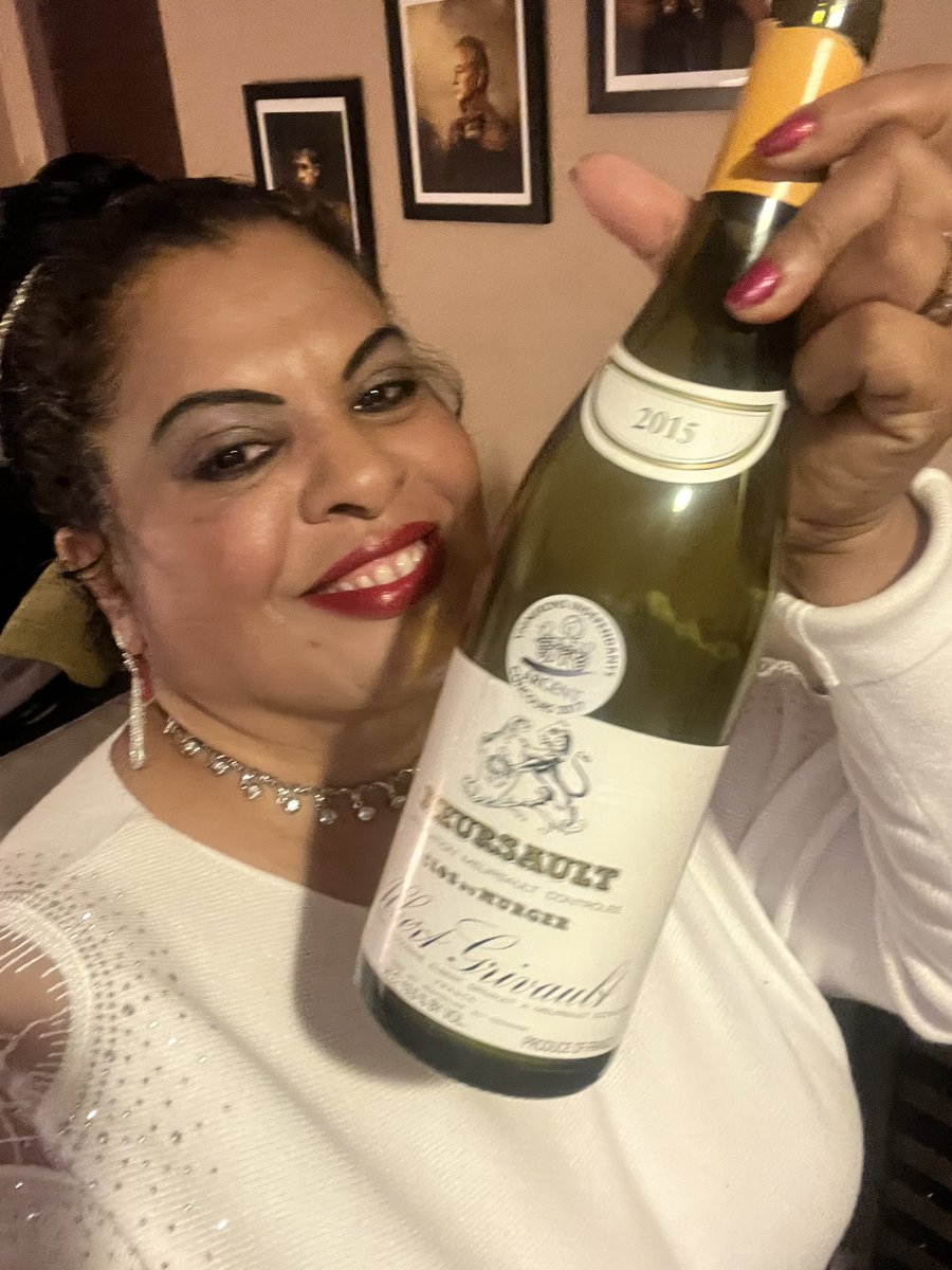 Cheers and Happy Friday @RoebuckSteve1 @AttorneySomm @vashtiroebuck1 @FrenchWineMan @girondins @frenchwinetours @BordeauxTourism @damewine @evewine101 #sommlife #vegaswinemonkeys #wineintheglass.com #travelbloggers #VegasEats #winewankers #francewines #Foodies