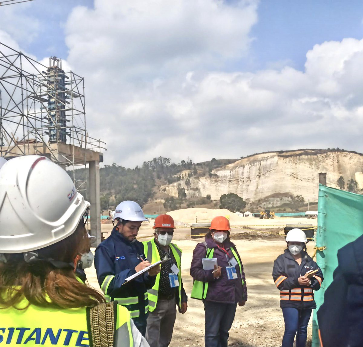RegiotramCFRO's tweet photo. 🚆Hoy recibimos en las obras del Patio Taller El Corzo, la visita de la Contraloría General de la República @CGR_Colombia veedurías ciudadanas y a la @efrcundinamarca como proceso participativo, para conocer los avances de la obra del proyecto Regiotram de Occidente👷🏻♂️🚧👷🏻♀️
#CFRO https://t.co/K57qMfKS7k