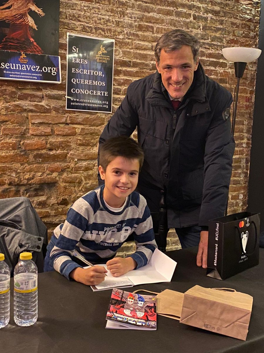 ColegioTajamar's tweet photo. ESCRITOR✍️ ¿Te imaginas publicar tu primer libro en 5º de Primari?
Nuestro alumno Gonzalo Ron cumplió su sueño y ha publicado su primer libro de ficción "Libros Vs Comix". A la presentación de su libro acudió el director de Tajamar, Alfonso Hernando, y nos dedicó un ejemplar. https://t.co/ubcE7FmefA