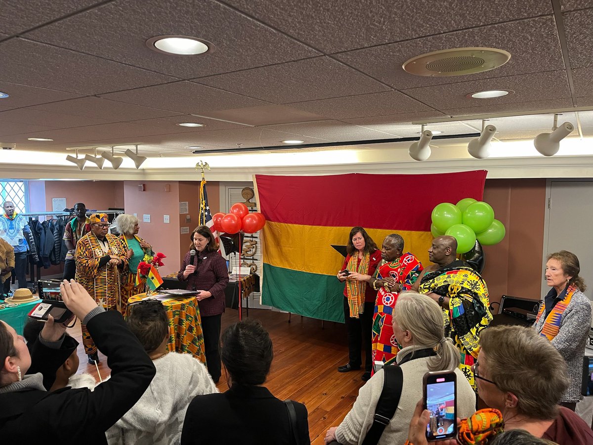 RepSpanberger's tweet photo. This week, my team was in Fredericksburg to celebrate Ghana Friendship Day with Ghanaian Ambassador Mahama!

Ghanaians have contributed greatly to the cultural tapestry of our Commonwealth — and my team enjoyed learning more about the vibrant Ghanaian community in VA-07. https://t.co/dhpCqOSAKG