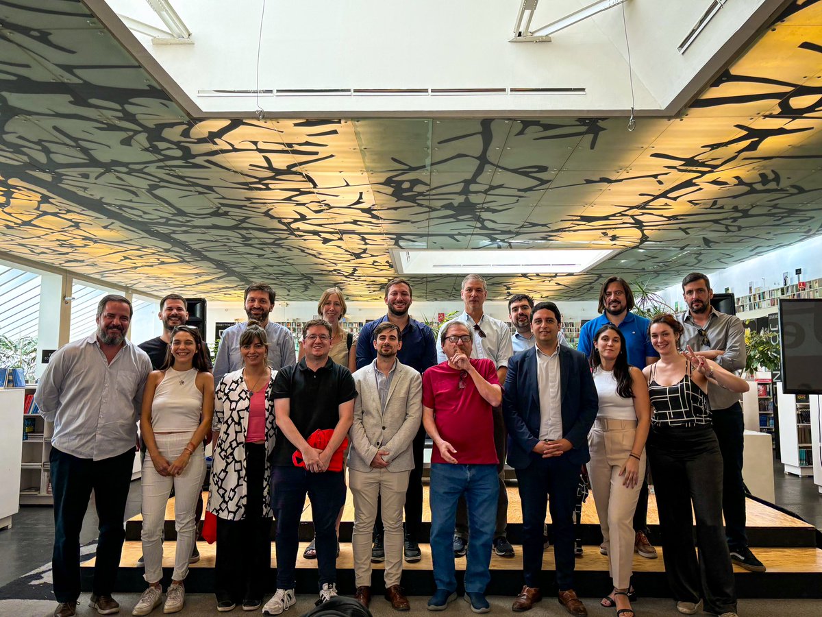 Taibo2's tweet photo. Hoy me reuní con jóvenes argentinos para platicar de libros y política cultural en la librería Rosario Castellanos. https://t.co/IauY4T8UA9