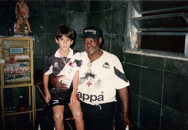 brunofile's tweet photo. Não “conheci” a cigana, mas passei a disputa de pênaltis olhando essa foto e pedindo a “Santana pra nos iluminar”… nessas horas toda ajuda é bem-vinda! Se precisasse, mandava até um “Arroboboi”! 🤣 https://t.co/WCPAnC8X5S