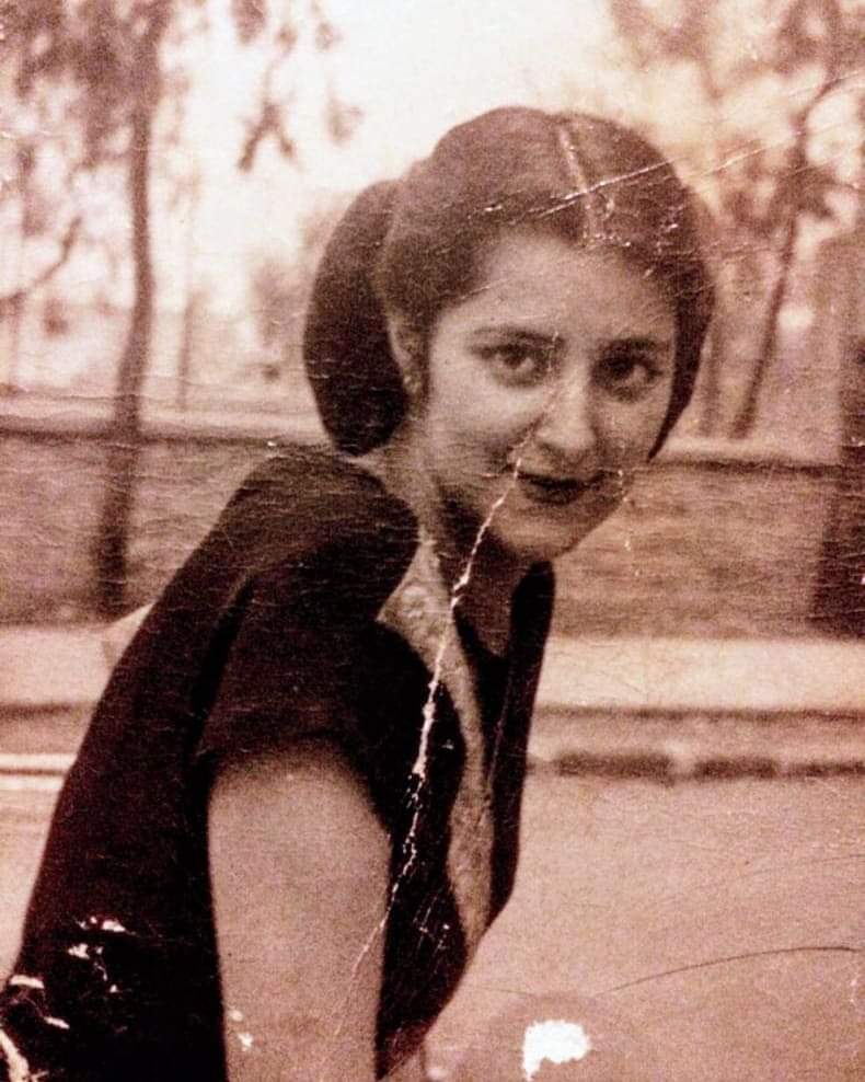 MonicaSotoIcaza's tweet photo. Querida Marcela,

Eres la abuela que no conocí, la que durante veinte años creí muerta en un accidente de auto. Eres la abuela de vacío estridente, de quien no se hablaba más que en los aniversarios luctuosos, justo un día antes del cumpleaños de mi madre, tu hija.

La noche de tu muerte supongo, según el todo que he armado con las múltiples piezas de tu biografía que he logrado descifrar desde diferentes interlocutores, tú sufrías en silencio y soledad, con el estoicismo propio de las personas que necesitan demostrar control absoluto sobre el juicio propio. El motivo no era nada original para las mujeres de este país: amores fallidos, el del padre de mi madre y el del padre de tu hija más pequeña.

Nunca había querido narrar tu ausencia, me sentía sin el derecho a decir cualquier palabra relacionada contigo; hasta ahora que, al fin, y después de años de trabajo interno y aceptación, de saber lo desgraciadamente común que es nuestra historia, puedo decir que soy nieta de un feminicidio. El tuyo, abuela, decenas de años antes de que el asesinato de una mujer por el hecho de serlo adoptara ese vocablo.

Tu homicida salió de la cárcel hace poco. Cuando me enteré las emociones fueron el ojo de un vórtice en lo profundo de mis vísceras: beneplácito, porque el crimen no fue uno más impune, fuera de las estadísticas, sino bien sentenciado, el culpable pasó varias décadas en el reclusorio; rabia, porque su mal manejo del alcohol y la furia condenaron a mi mamá a una adolescencia adulta y a un destino sin ti; tristeza, porque me robó el reflejarme en tus pupilas, me robó tus abrazos, me robó la sazón de tu comida, me robó tus gestos, me robó tu sonrisa al conocer a tu nieta y saber que se parece tanto a ti, me robó el tono de tu voz, me robó la textura de tus manos, me robó tu risa, me robó tu sentido del humor, me robó el color de tus uñas, me robó tus regaños, me robó tus consejos, me robó tu casa como refugio, me robó la existencia sin el hueco perenne que crea el saber que las personas amadas han sufrido, como mi mamá, que ha tenido que aprender a vivir con el recuerdo de ti respirando el último suspiro entre sus brazos sobre una ambulancia.

Por ti, abuela, por todas aquellas mujeres y hombres que han perdido la vida o que están muertos en vida en relaciones asesinas, por aquellos hombres y mujeres que no han aprendido a gestionar sus apegos, sus celos, sus inseguridades, sus miedos, su falta de empatía, el respeto a quienes piensan o desean distinto, su necesidad de dominar, su compulsión por tener la razón, su carencia de conciencia y autoconocimiento, no vuelvo a permitir un solo maltrato, un solo grito, un solo castigo de silencio, una sola palabra que desacredite mi inteligencia, mis ideas o mis decisiones, un solo sentimiento de desamparo por indiferencia.

Porque sí, con mucha vergüenza te confieso que he permitido todo eso en nombre del amor, y me he hecho añicos el alma en múltiples ocasiones y me he traicionado más de una vez para ser esa persona perfecta a quien quisieran con locura, sin saber lo fácil que es enloquecer en el proceso y lo degradante que resulta.

Hasta hoy, Marcela. Hoy que decidí que tus huesos en la tierra no tienen que ser solo restos mortuorios, sino semillas. Semillas de muerte a la culpa, semillas de muerte al síndrome del impostor, semillas de muerte a la resignación, semillas de muerte al miedo a la soledad, semillas de muerte a la dependencia, semillas de muerte a la necesidad de aprobación, semillas de muerte al temor a incomodar.

Tus huesos enterrados antes de tiempo son semillas de fuerza, semillas de valentía, semillas de franqueza, semillas de audacia, semillas de determinación.
Semillas de vida. Semillas de “Yo”.

Mónica Soto Icaza