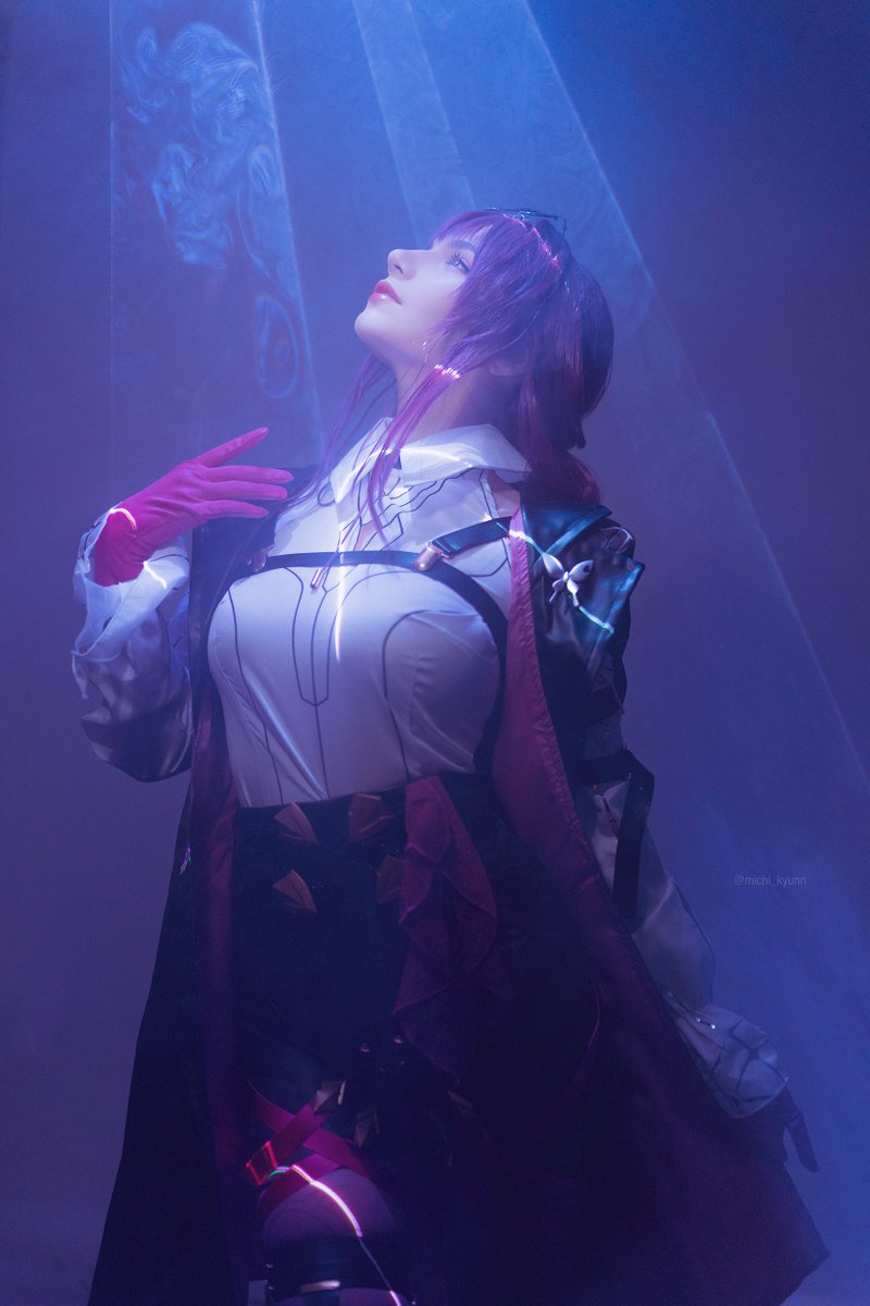Kafka emerges from the shadows, bathed in ethereal light.. Don't be scared 🕷️

#HonkaiStarRail https://t.co/ABw58RoMMb