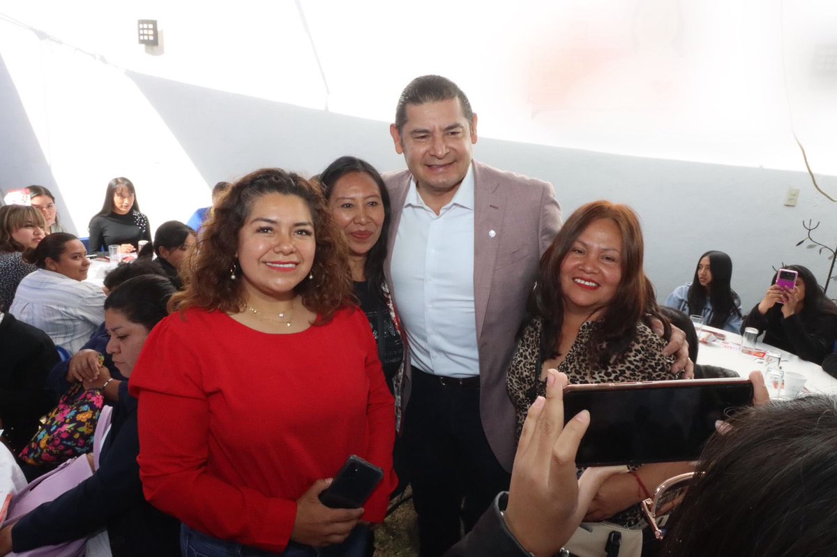 armentapuebla_'s tweet photo. 🤝Agradezco a mis amigas de la región de Texmelucan por la invitación para convivir con ellas en la conmemoración del #DíaInternacionalDeLaMujer.

Gracias por el honor de compartir con ustedes este momento de reflexión y lucha. 💪🏼💜#8deMarzo https://t.co/MKAIS4SMdw