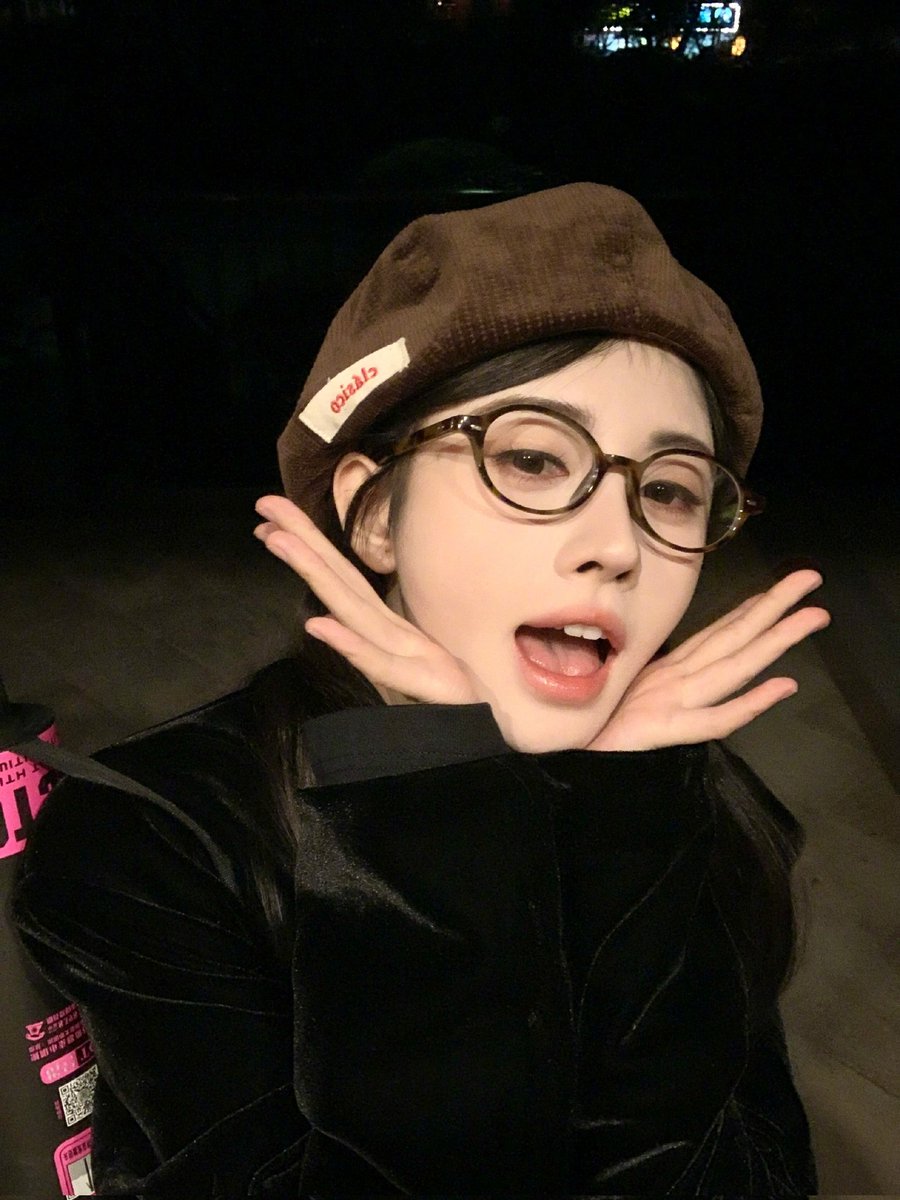 鞠妈嘴穴大放送，又酷又美太反差了🥵 https://t.co/SuqKOinare