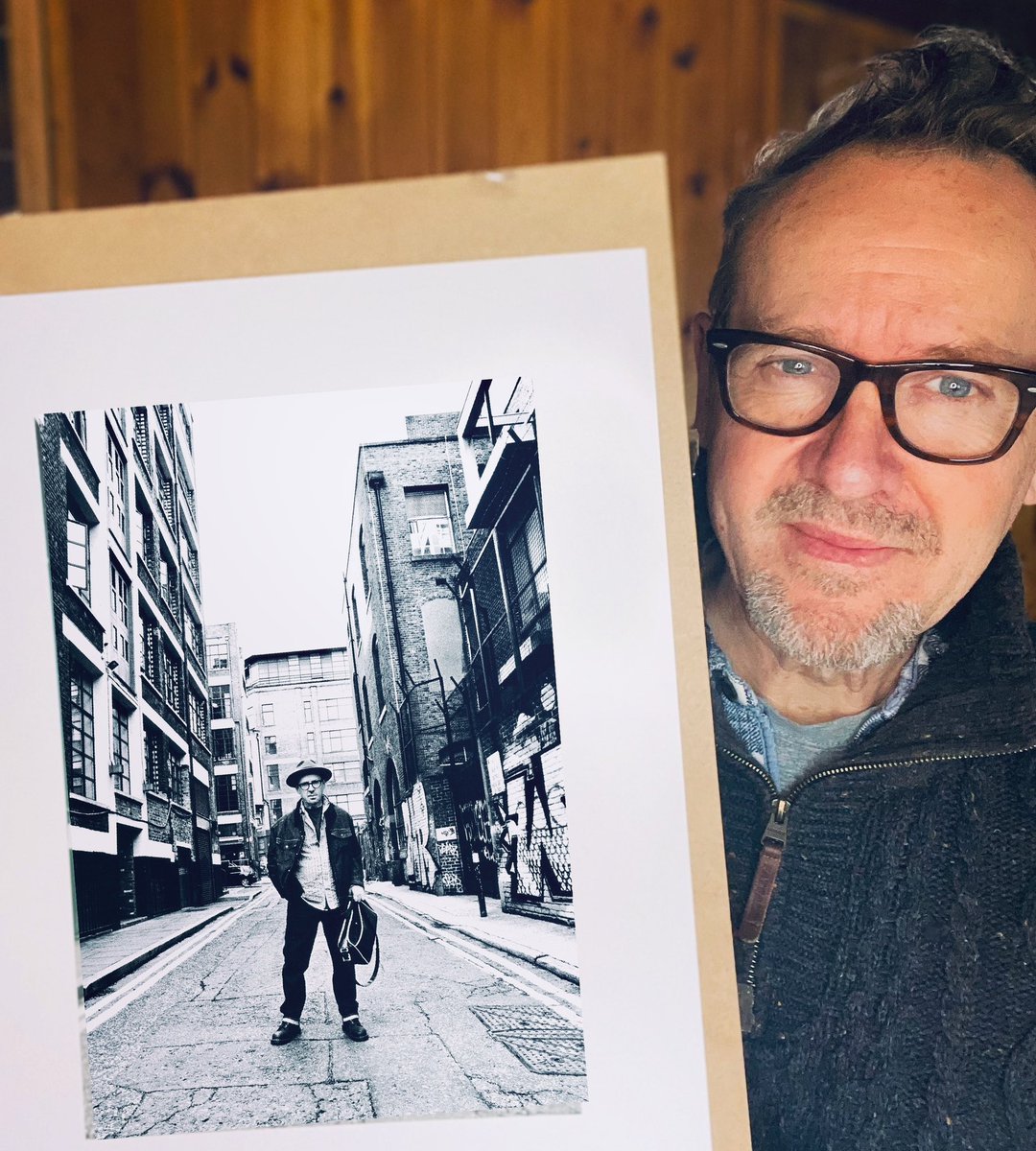 Delighted to share this black and white print of me captured in Spitalfields, London, by an incredibly talented photographer @DavidGilbertWr1 This image highlights the timeless charm of the area. #London #Eastend #spitafields #Hoxton #BlackAndWhitePhotography #ArtThroughLens