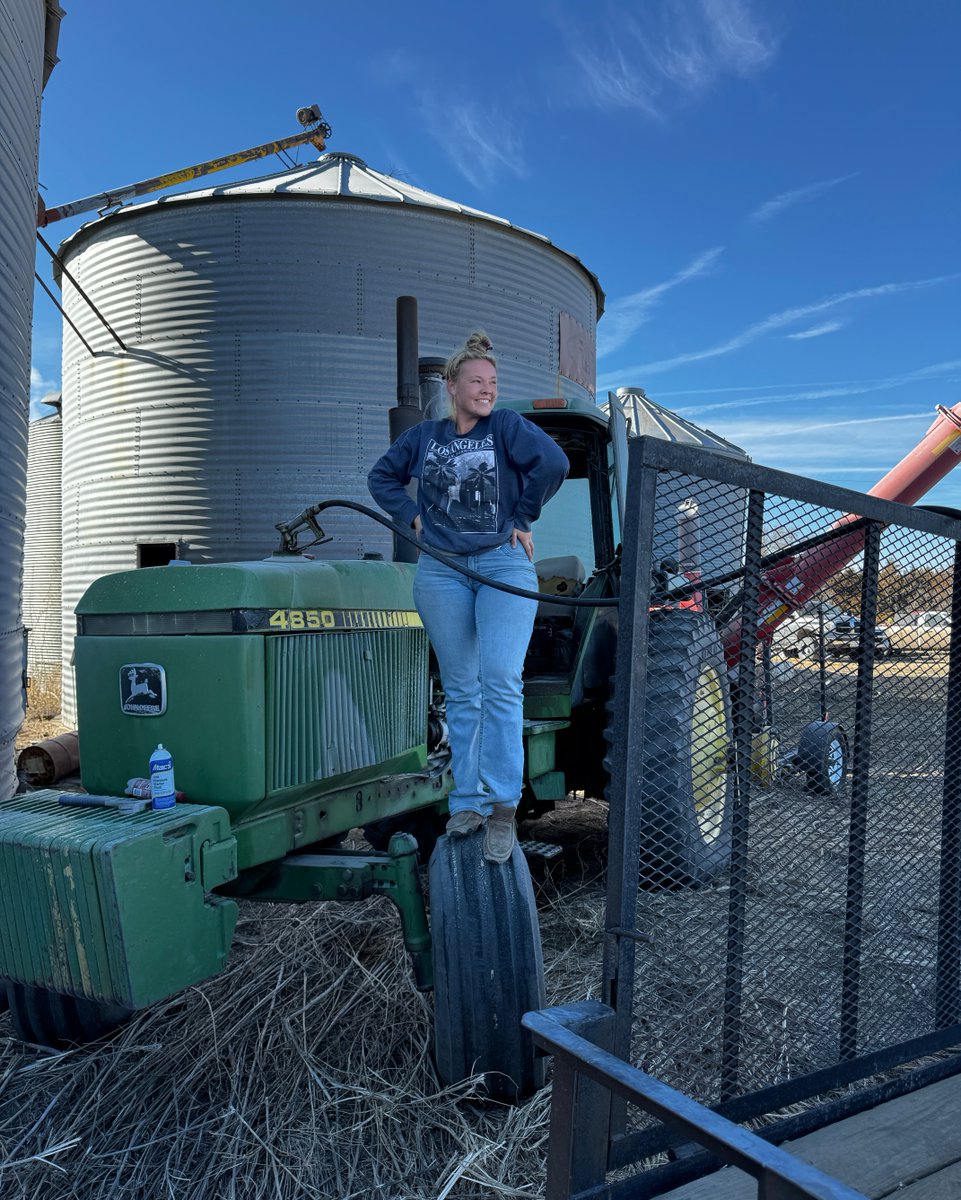 FemaleRancher's tweet image. Refueling the tractor calls for a spontaneous photo session! 🚜📸 Sometimes the everyday moments make the best memories. #FarmLife #TractorVibes #SpontaneousMoments. ▶️ Femalefarmerrancher.com