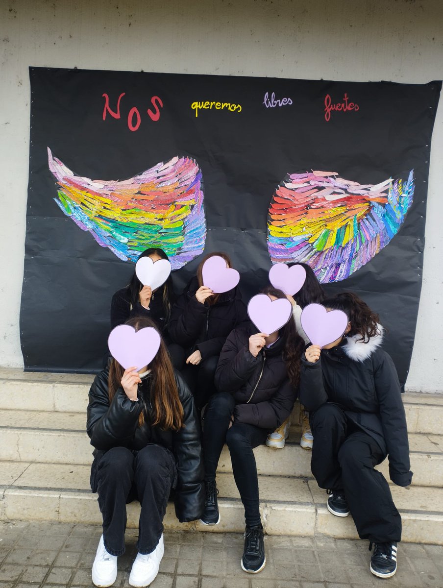 IesCastillos's tweet photo. 💜💜Photocall por las #MUJERES💜💜

Nos queremos #libres, #fuertes, #respetas y #unidas 💪🏽🙋🏼‍♀️👮🏼‍♀️👩🏽‍⚕️👩🏻‍🍳👩🏽‍🌾🧕🏼👷🏽‍♀️🕵🏼‍♀️👩🏾‍🏭👩🏼‍🎓👩🏽‍🏫👩🏻‍🔧👩🏼‍🔬👩🏽‍🎨👩🏼‍🚒👩🏽‍✈️👩🏻‍🚀👩🏼‍⚖️ 💪🏽

El alumnado de #PPME junto a algunos grupos de #FP ha preparado este mural por la #libertad de todas las #mujeres 👏🏼👏🏼 
🔽 https://t.co/1rAvF85F4a