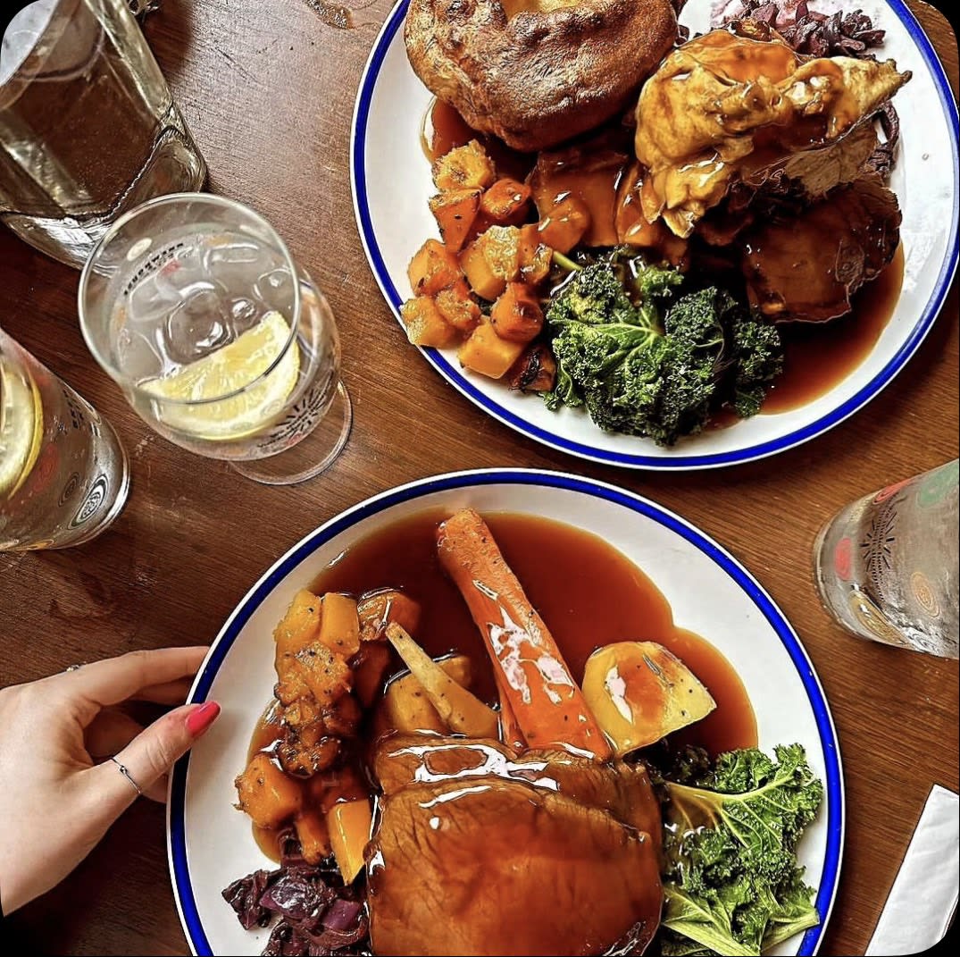 🍽️There are only a few slots left for a perfect roast this Mothering Sunday! 🌸
Don’t forget, there’s a free Sipsmith lemon drizzle gin and tonic for every mum! 🍋
Book online on our website, over the phone or in person today!