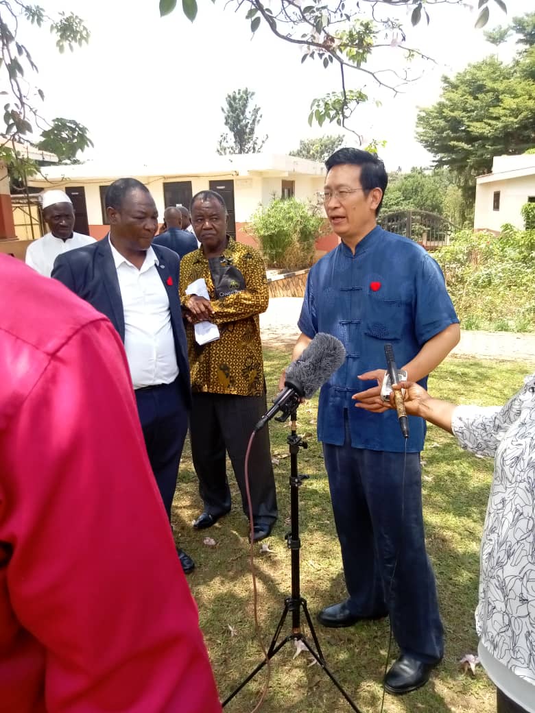 When interviwed by local media, Am. Zhang said the Chinese investment has been a positive force and contributor to the economic transformation in Uganda and stressed the importance of continued favorable business evironment.