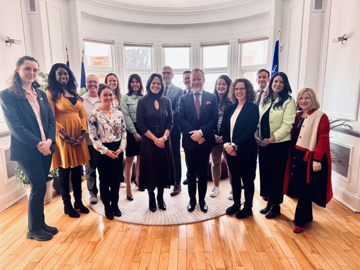 FranceQC's tweet photo. Discussions passionnantes autour des enjeux de la #JourneeDesDroitsDesFemmes #8mars2024 de la pratique du sport pour les femmes avec @IsabelleCharest @LamourouxEric et actrices-acteurs du sport féminin #DiplomatieFeministe @francediplo @JamaisSansElles #paris2024 @egalite_gouv https://t.co/E2JT5oLH0x