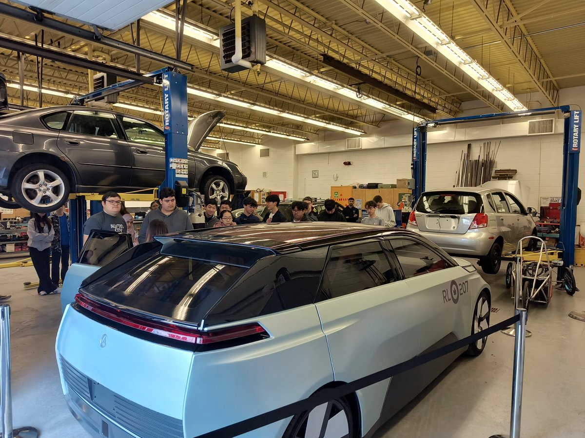 claytell's tweet image. Project Arrow has made its final stop at The Woodlands SS. @PeelSchools students inspired by the concept car of the future. #PeelSciTech
