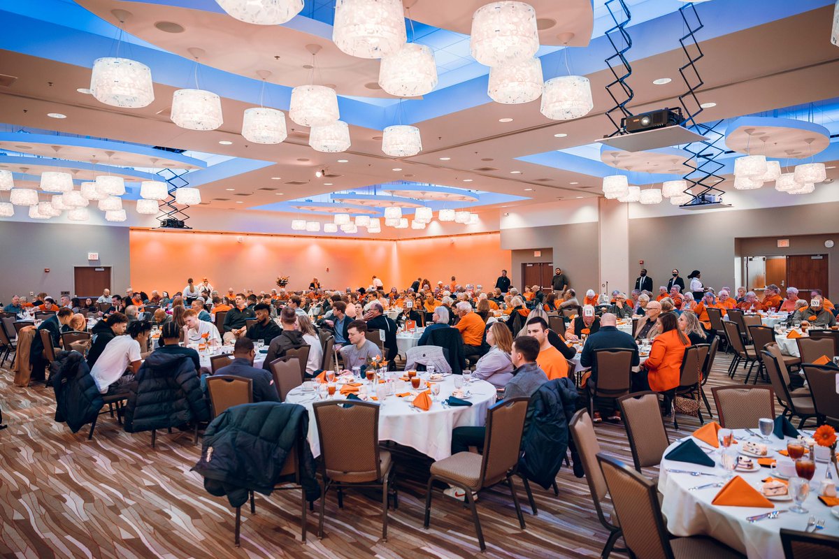 Thankful for the loyal support of our Illini Rebounders all season long! An annual highlight is the luncheon where we get to recognize our senior players and managers. We appreciate everything you do! I-L-L