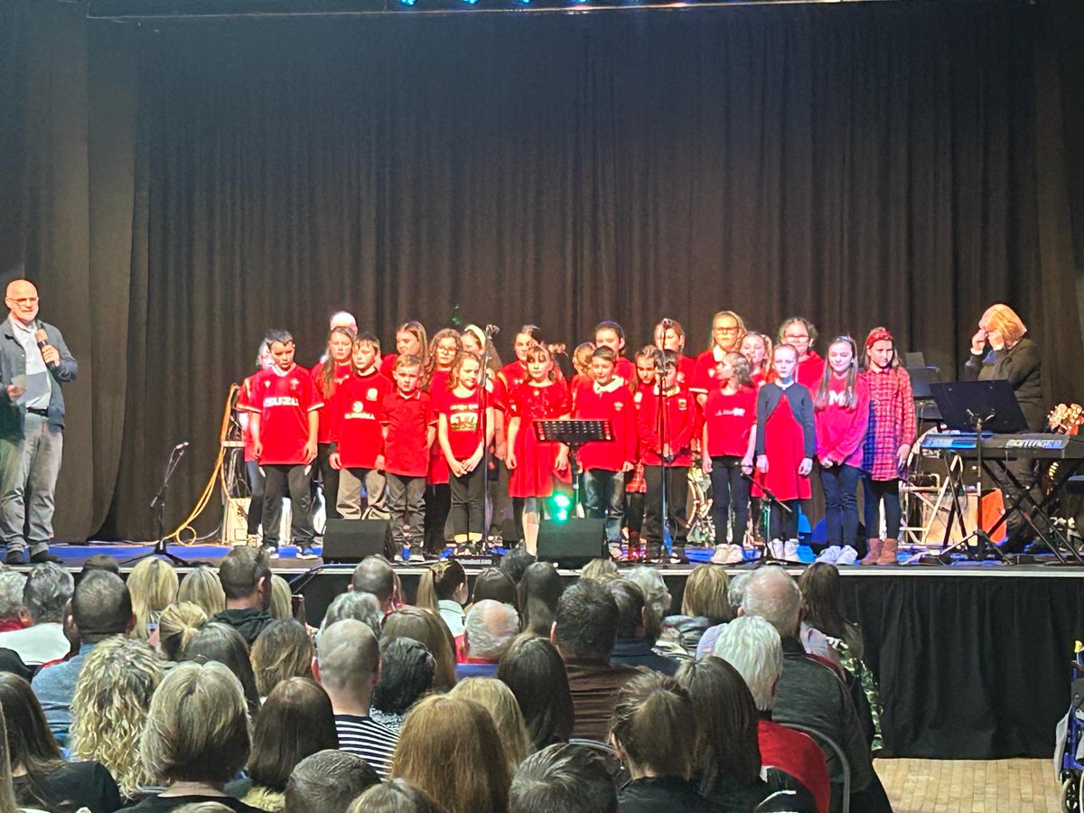 Am falchder 🥰
Da iawn anferthol i gôr y ffederasiwn wrth iddynt berfformio yng nghyngerdd Gwyl Dewi yn Neuadd Y Tymbl heno. Rydym yn falch iawn o bob un ohonoch 🎼🎵🏴󠁧󠁢󠁷󠁬󠁳󠁿🥰
Am wledd o adloniant yn ein milltir sgwâr.  
#balchder #talentytymbl