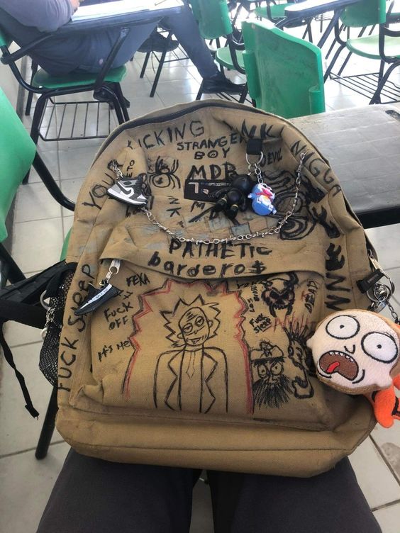 charlygarchita's tweet image. una mochila no puede matarte todas las neuronas y hacerte perder la fe en la humanidad
la mochila: