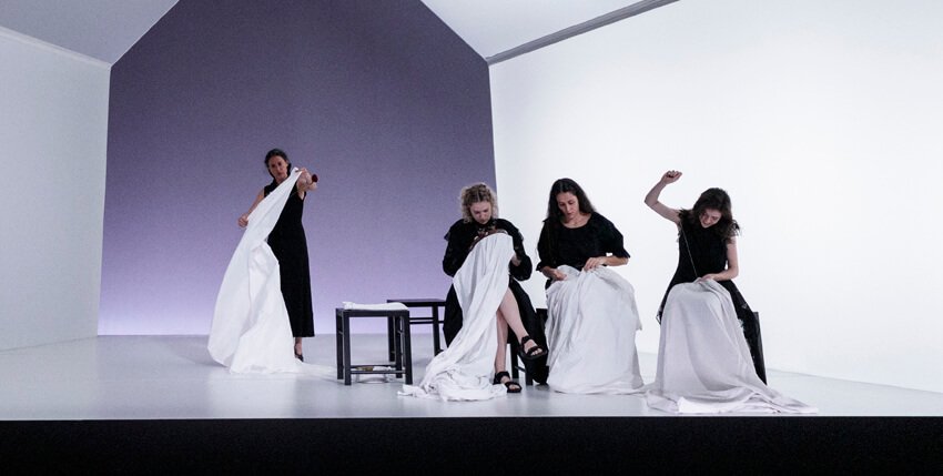 #LacasadeBernardaAlba Gran versión de esta inmortal bra sobre el daño que causa la moral impuesta, el machismo y la castración social. Ana Wagener magistral, con un inspiradísimo elenco, humaniza a Bernarda al tiempo q la actualización dota de una mirada creíble el drama. Grande