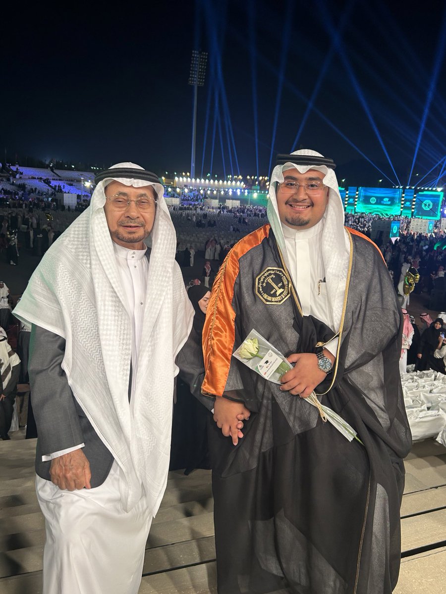 newirah4's tweet photo. ﴿وقل اعملوا فسيرى الله عملكم ورسوله والمؤمنون﴾

بحمد الله وفضله تمت حفلة تخرجي من جامعة الملك فهد للبترول والمعادن بتخصص الهندسة الميكانيكية. 🎓✨

سنوات عجاف شارفت على الانتهاء، تعلمت فيها العلم والحياة.

شكرًا لأبي، شكراً لأمي، شكرًا لإخوتي، شكرًا لأصدقاء المسيرة. 

#KFUPM https://t.co/cHjHc6gd42