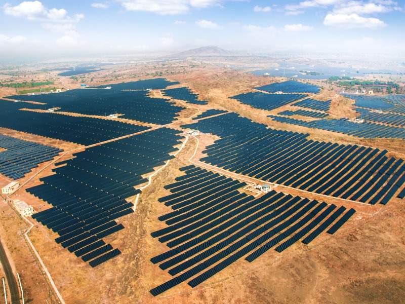 Did you know? ☀️🤔 The world's largest solar park, the Bhadla Solar Park in India, spans over 14,000 acres - about 10,000 football fields! It generates 2,245 megawatts, powering 1.3 million homes! #SolarFacts #RenewableEnergy