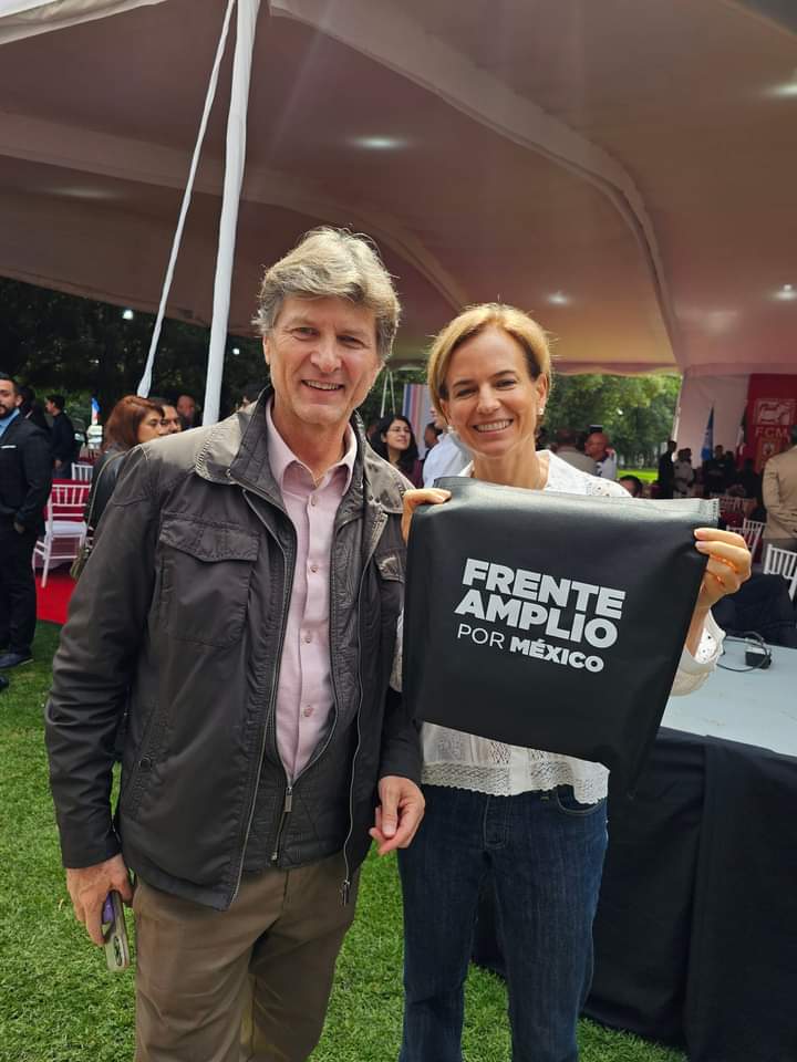 @IsabelPrietoDM iba a ser un factor de éxito en la campaña de @edelamadrid sí hubiera sucedido, mi punto es que son una pareja en igualdad de respeto y amor que los ha hecho grandes.
No es atras de.. 
No es adelante de... 
Es juntos. 
Ojala culmine un día esta lucha en justicia