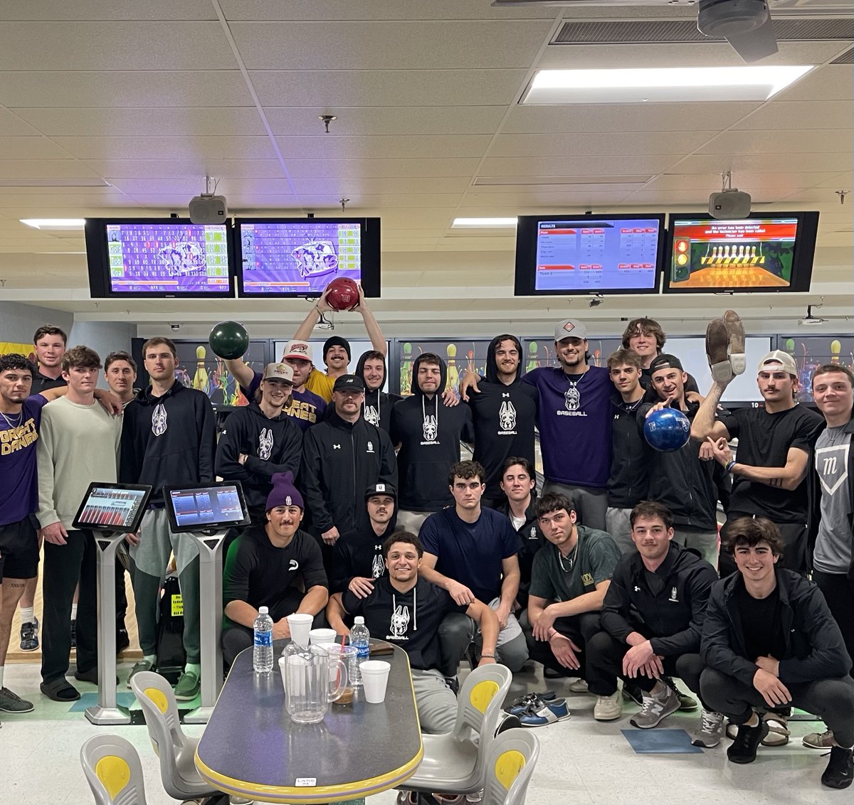 UAlbanyBaseball's tweet photo. Strike after strike, on the lanes and on the field! 🎳⚾

#UAUKNOW https://t.co/PNnc2WHpDF