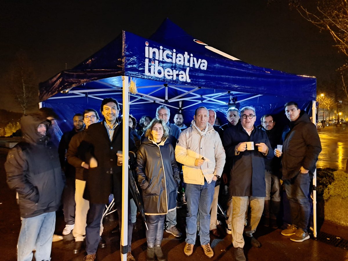 VilaRealLiberal's tweet photo. Apesar da chuva e frio, muita alegria no encerramento de campanha, com muitos e bons amigos.
Muito obrigado a todos! 
@VenturaLib2024
@VilaRealLiberal
@LiberalMayan https://t.co/c89HhBS09E