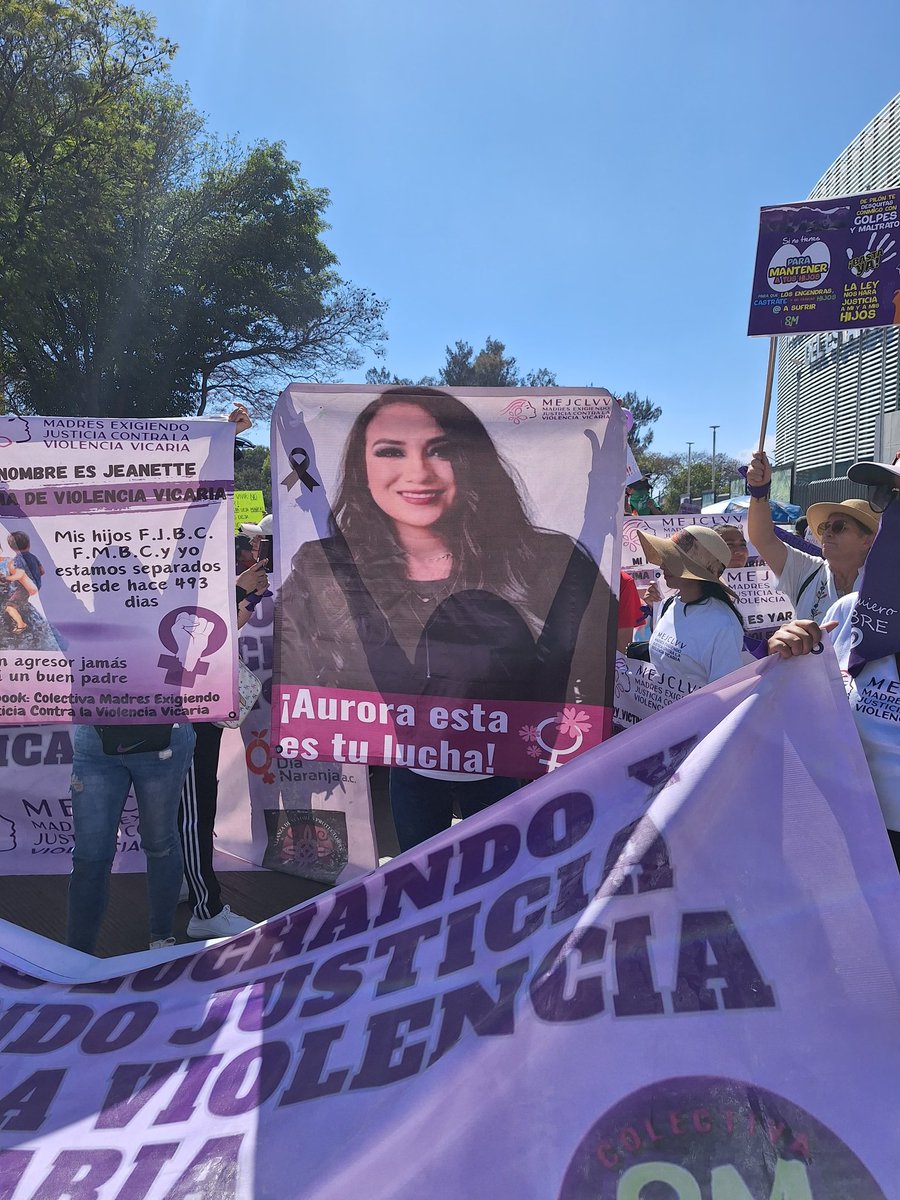 En la marcha del #8M en #Puebla recuerdan a la exdiputada local @AuroraSierraR, fallecida el pasado 2023. Fue impulsora de la tipificación de la #LeyVicaria y la #LeyMalena.

@24HorasPuebla @Ambas_Manos