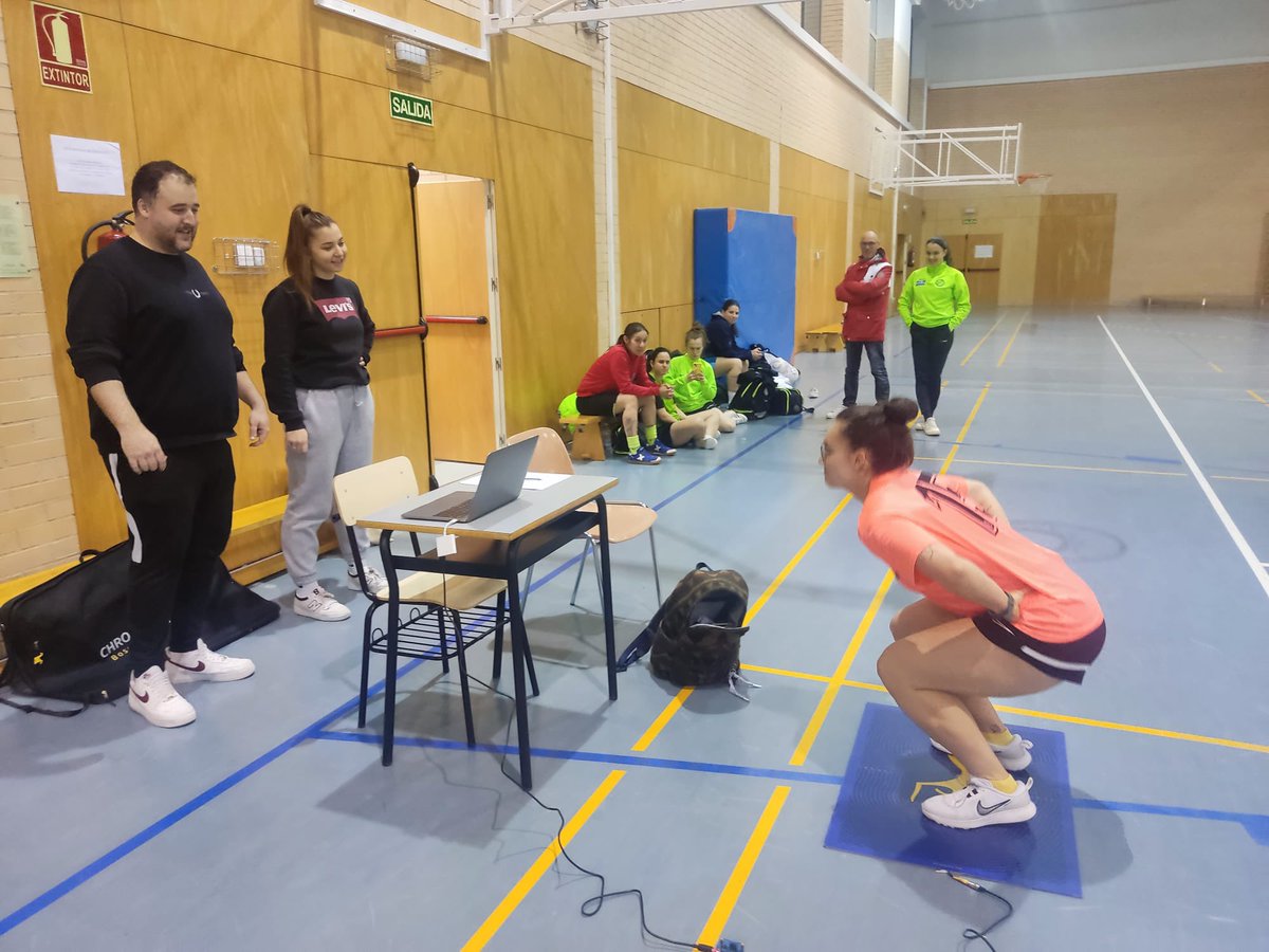 enfyred's tweet photo. @enfyred continúa con las valoraciones de las jugadoras de @futsaloscense. Las pruebas para valorar distintos parámetros de fuerza y velocidad permiten optimizar el rendimiento y disminuir el riesgo lesional https://t.co/ADY3WyBcrY