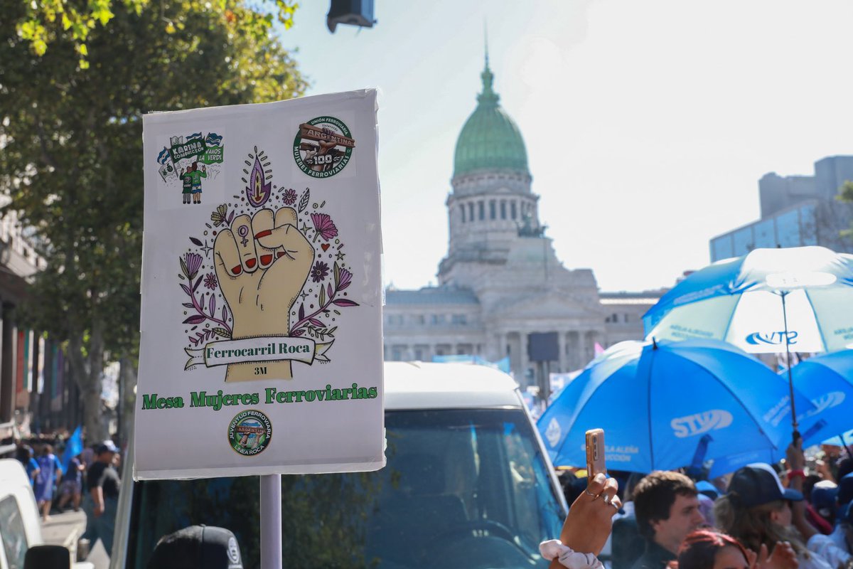 Unión Ferroviaria presente en la movilización por el #8M. La Cra. Direc Nac y Coord de la Mesa Nac de Mujeres Ferroviarias Karina Benemérito, junto a compañeras de las seccionales de AMBA marcharon al Congreso. Por más derechos, oportunidades e igualdad. ¡Vamos por más!