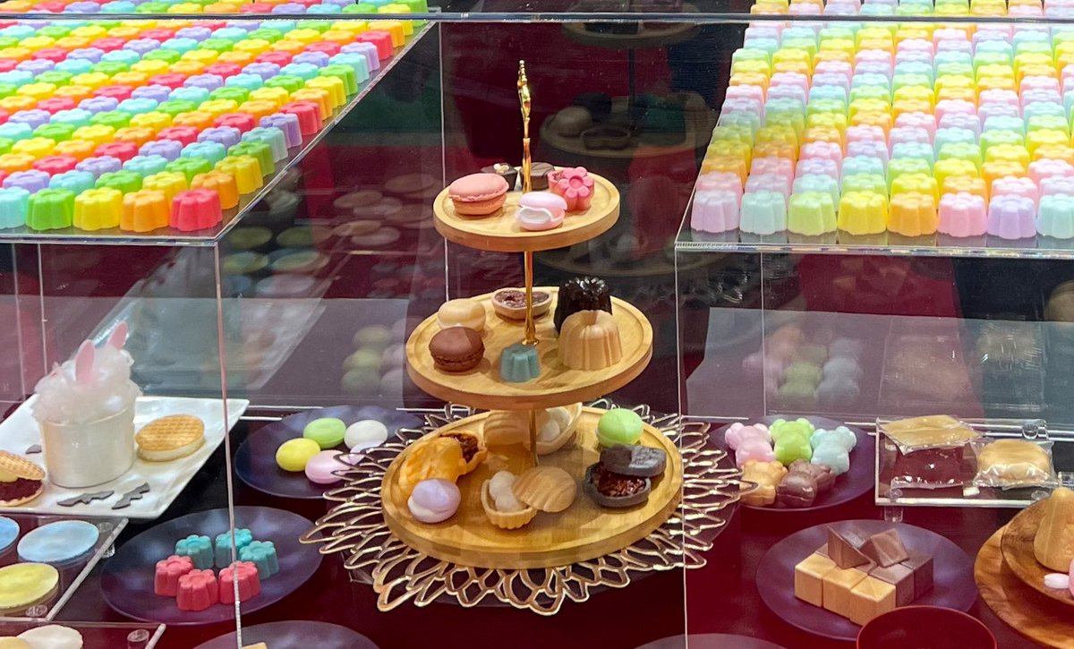 teadropsdear's tweet photo. パンダンの香りと熱気想起の紀行展 #アセアンセンター @OtoFurukawa
著者さまデザイナーさまとのお話しは、マレーシア数日で感じた私の謎を4年滞在+35日間深掘り取材で糸口繋いでいただいた感。色彩溢れる時間に多謝🙏
潮流識る #foodex #ZEROCO +和彩
昨日は2会場で聴講でした
#お茶活 #お菓子 https://t.co/zpyoYMJ3d4