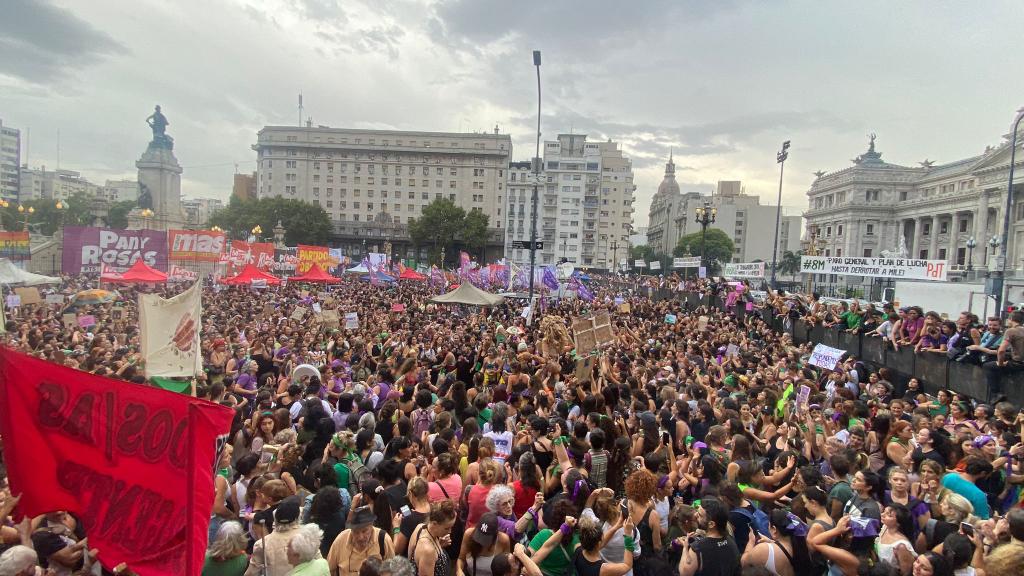 Contame qué otra fuerza política tiene hoy esta convocatoria en Argentina para hacerle frente al gobierno de Javier Milei. Dijimos #HayQueIr y ahí estuvimos

#OrgullosamenteFemimistas 💜💚✊🏾

Fin. 

📸Cobertura colaborativa 8M