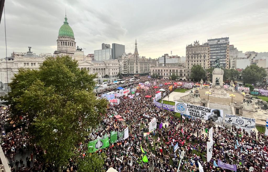 florencialcaraz's tweet photo. Contame qué otra fuerza política tiene hoy esta convocatoria en Argentina para hacerle frente al gobierno de Javier Milei. Dijimos #HayQueIr y ahí estuvimos

#OrgullosamenteFemimistas 💜💚✊🏾

Fin. 

📸Cobertura colaborativa 8M https://t.co/KK2zs1hLhi