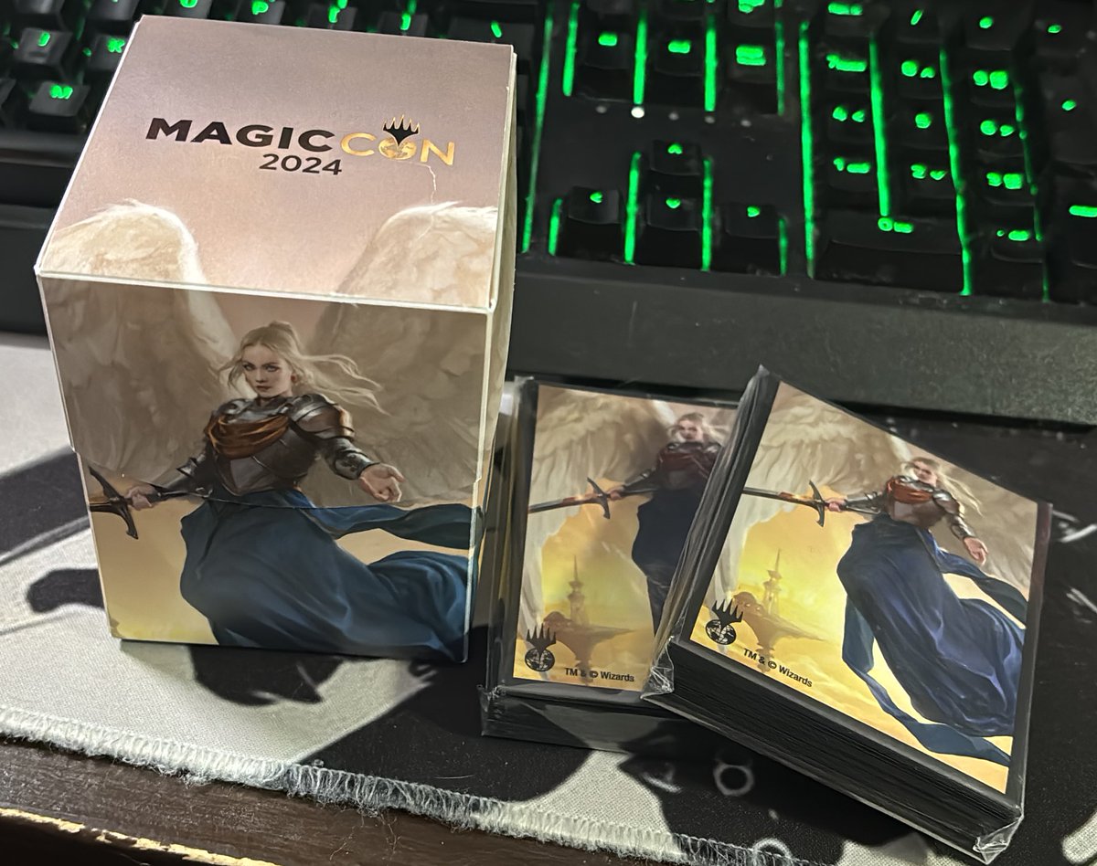 JafferTTV's tweet image. Didn’t get to go to MagicCon Chicago?

If you didn’t &amp;amp; want some sleeves &amp;amp; a deck box here’s a chance to win some! I’m giving away mine I got from the convention

To enter this giveaway all you gotta do it like, retweet, &amp;amp; follow me!

I’ll pull a winner March 18th! US only